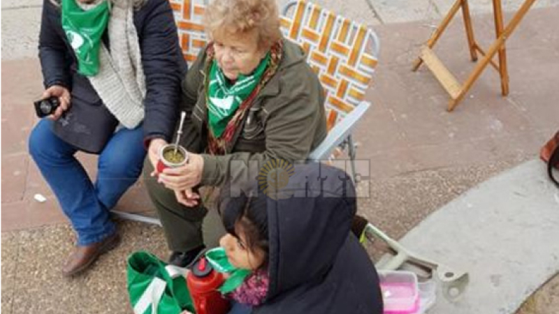 Activistas de pañuelo verde se enfocan en vigilia y aguante federal
