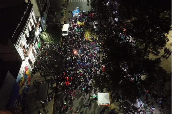 Vigilia y pañuelazo en Resistencia por el derecho a decidir bajo el ojo de un dron 
