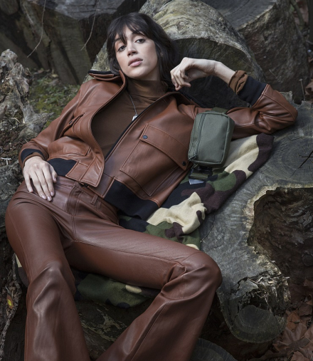 Chaqueta de cuero, polera de lana, pantalón Oxford de cuero de oveja.jpg