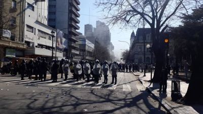 Serios incidentes: la policía reprimió a manifestantes en La Plata