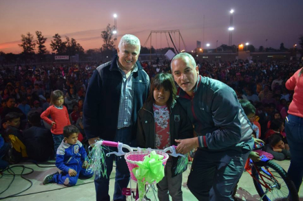 Polini y el secretario de gobierno realizando sorteo para los niños.jpg