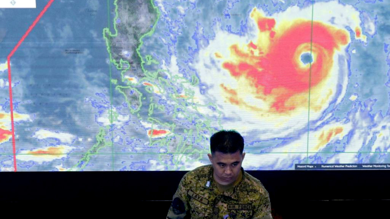 Evacuan a miles de personas en costas de Filipinas ante la cercanía de un supertifón