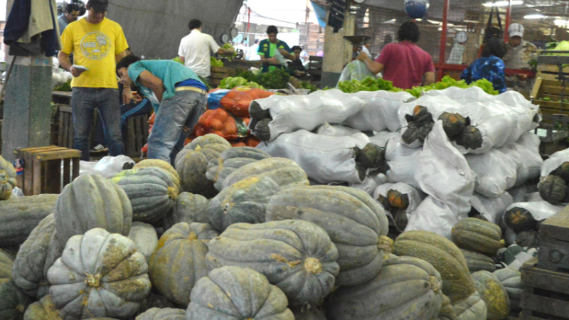 Las ventas mayoristas de frutas y verduras registran una caída del 30%