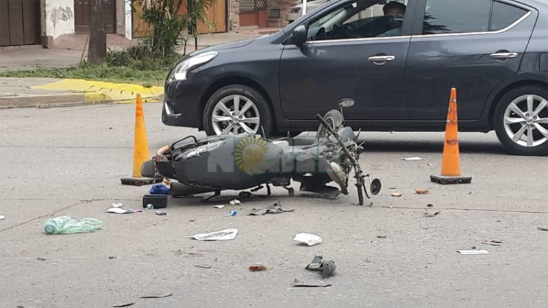 Robó una moto, chocó contra un auto y terminó internado