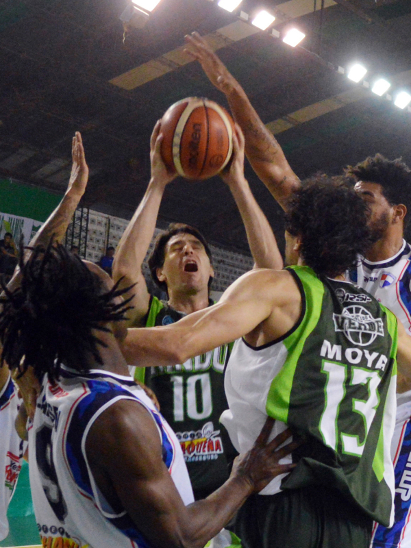 <p>Clásico del baloncesto chaqueño: Hindú Club vs Villa San Martín. Foto: <strong>Hugo Eduardo Escobar/Norte.</strong></p>