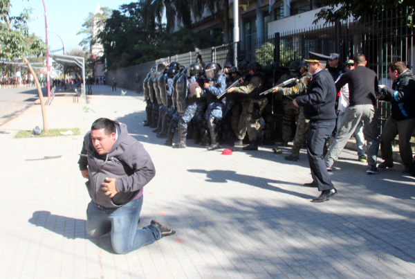 <p>Incidentes frente a la Casa de Gobierno. <strong>Foto: Miguel Angel Romero/Norte.</strong></p>