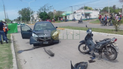 Una motociclista muere al chocar contra un automóvil