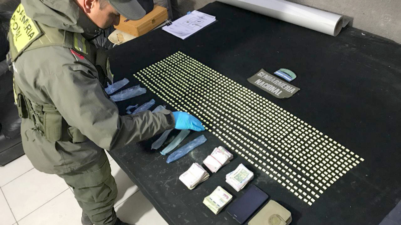 Un automovilista es detenido con droga sintética y dice que cargó en el Chaco