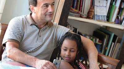 Detienen a alcalde de Riace, ejemplo de solidaridad con migrantes en Italia