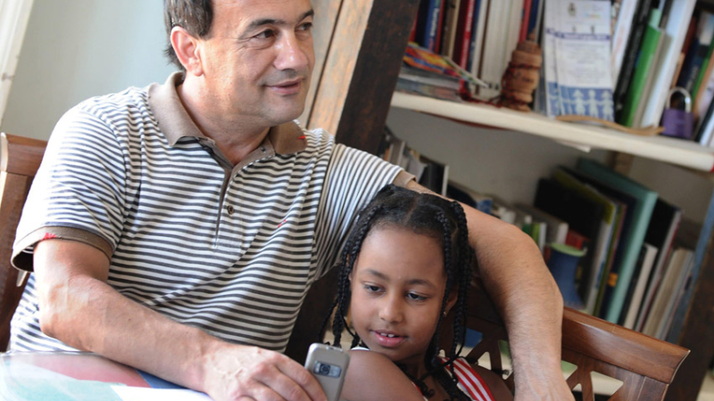 Detienen a alcalde de Riace, ejemplo de solidaridad con migrantes en Italia