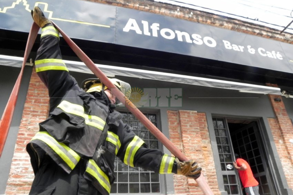 Incendio en el interior del bar-café Alfonzo