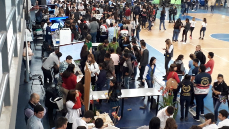 Gran convocatoria de alumnos en la expo carreras de la UNCAus