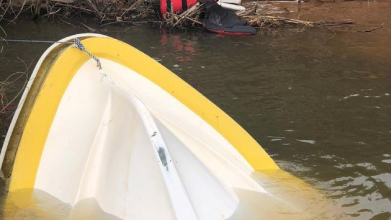 Tres jóvenes sobreviven a un choque entre canoa y barcaza