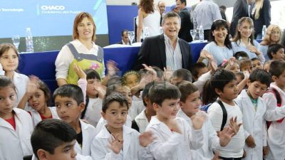 El gobierno dispuso un aumento de tres mil pesos para docentes, acreditados en 3 tramos
