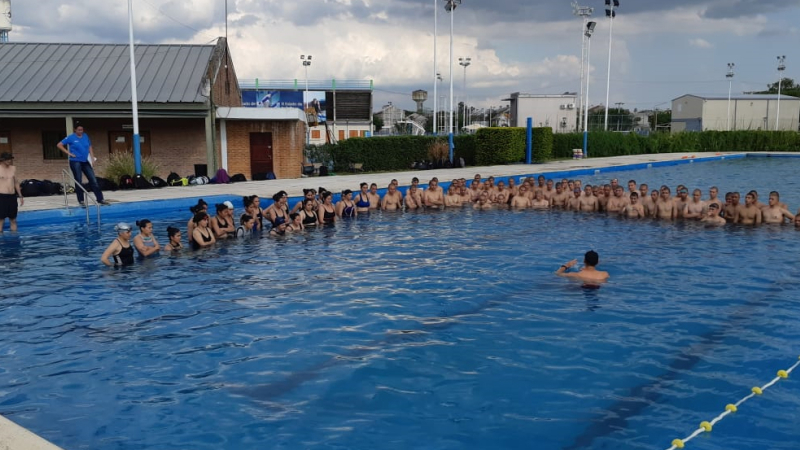 Cursos de natación para futuros policías