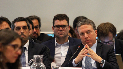 Dujovne nombra tres directores en el Nación y vacía de poder a González Fraga