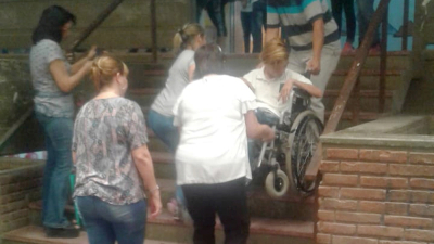 Larga espera de una comunidad escolar por una rampa para chicos con discapacidad
