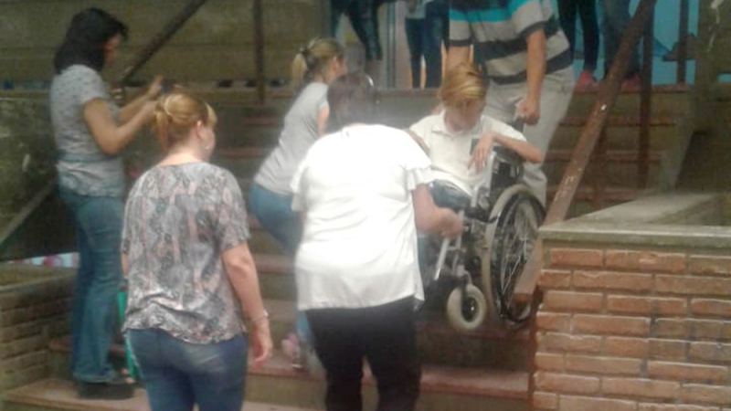 Larga espera de una comunidad escolar por una rampa para chicos con discapacidad