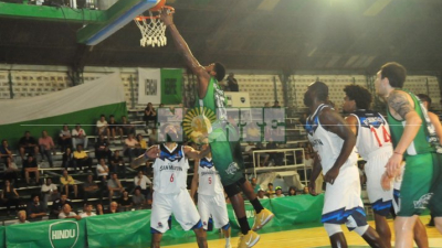 Hindú festejó ante Villa y quedó en soledad en lo más alto de la tabla