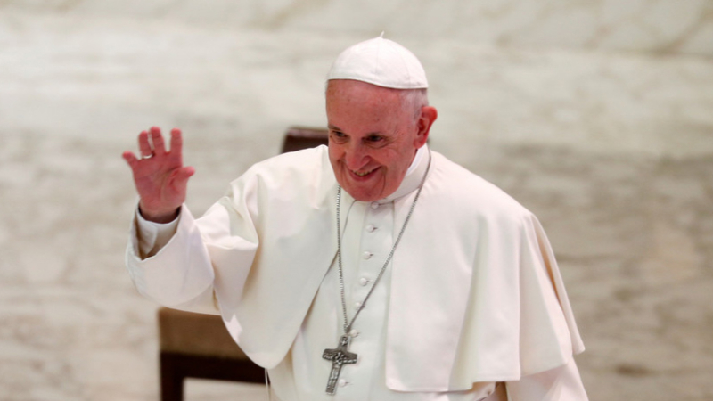Papa Francisco: "La homosexualidad está de moda pero los gais no deben unirse al clero católico"