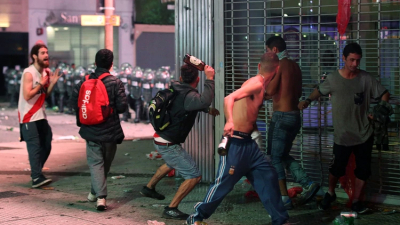 24 detenidos y cuatro policías heridos el saldo de los incidentes en el Obelisco por los festejos de River