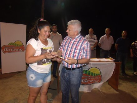 1508 - intendente Polini hace entrega a una de las beneficiaria.JPG