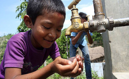 Niño-bebiendo-agua.jpg