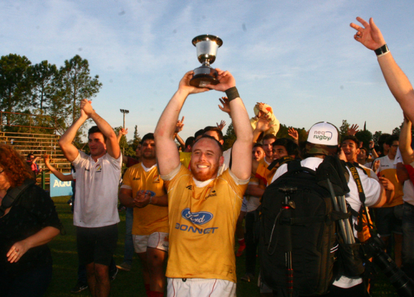 Curne se consagró campeón del TDI A y jugará el Nacional B de clubes. Juan Peyrano con la copa en mano. 30-06-18. Fabián Maldonado/
