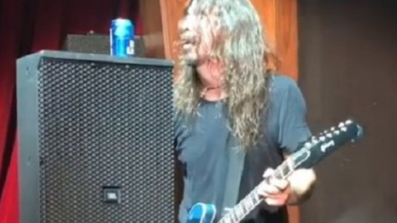 Papelón en el escenario de Las Vegas con un integrante de Foo Fighters