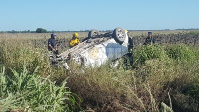 Perdió el control del auto y terminó volcando en pleno pastizal