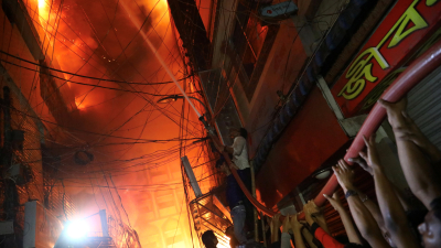 Un incendio deja 70 muertos en la capital de Bangladés