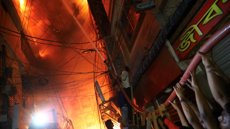 Un incendio deja 70 muertos en la capital de Bangladés