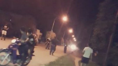 Atacan y hieren a tres policías, provocando daños en unidades móviles de la fuerza