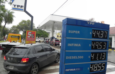 YPF actualizó sus precios y la nafta Premium pisa los 50 pesos