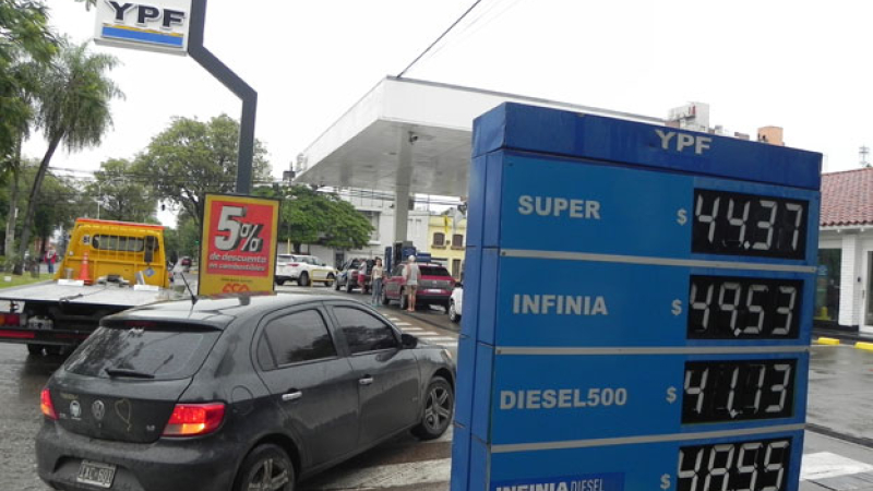 YPF actualizó sus precios y la nafta Premium pisa los 50 pesos