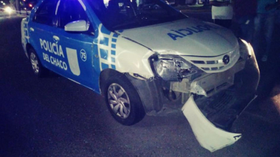 Espectacular choque entre un móvil policial y remís en plena madrugada