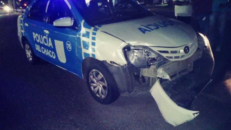 Espectacular choque entre un móvil policial y remís en plena madrugada