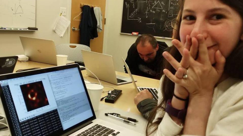 Katie Bouman, protagonista de la foto que opacó a la primera imagen de un agujero negro