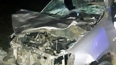 Joven se salva de milagro al chocar su auto a caballo suelto