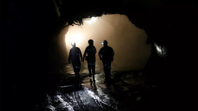 Rescatan con vida a 1.800 trabajadores atrapados en una mina en Sudáfrica
