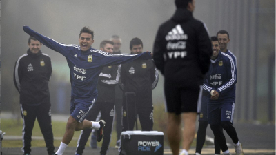 Pese a la niebla, Messi llegó y se sumó a los entrenamientos de la selección de cara la Copa América