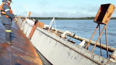 Desde Prefectura aseguran que el combustible que perdió la barcaza “no alcanza a ser contaminante”