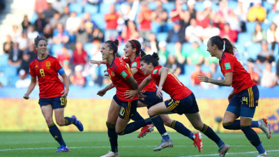 España remonta ante Sudáfrica para lograr su primer triunfo en un Mundial