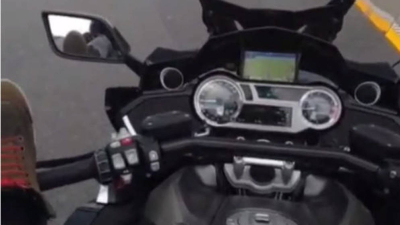 Un youtuber muere después de grabarse conduciendo una moto con los pies