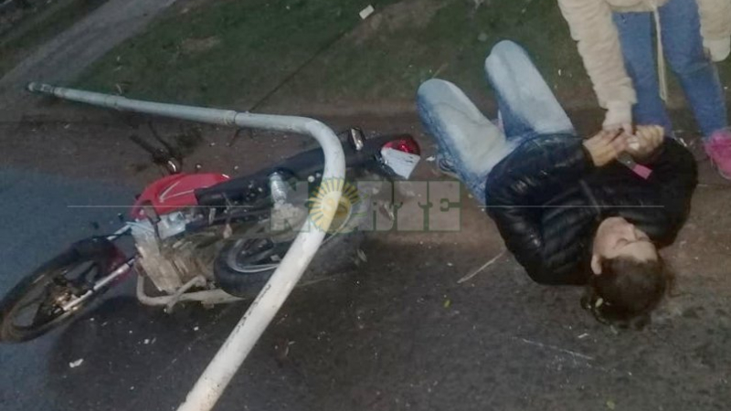 Jirafa de alumbrado público aplastó a dos mujeres que iban en una motocicleta