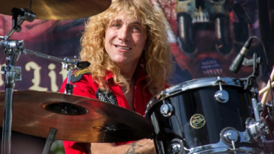 Steven Adler, exbaterista de Guns N'Roses, se apuñaló en el estómago