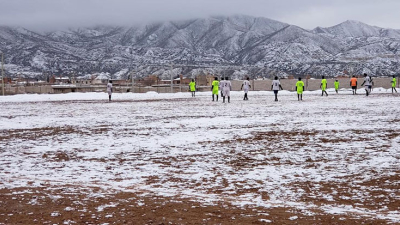 Histórico encuentro femenino de fútbol jugado bajo la nieve en Jujuy