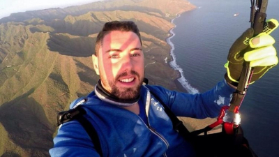 Un youtuber murió tras intentar grabar un salto en paracaídas