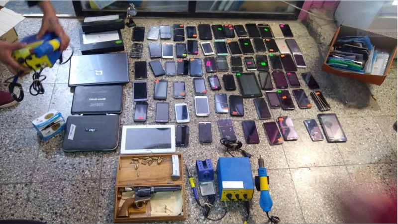 Desarman banda que vendía teléfonos y netbooks robadas en un local céntrico