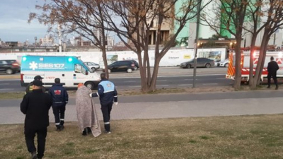 Estuvo atrapada en una barranca del río Paraná: denunció que la empujó su expareja